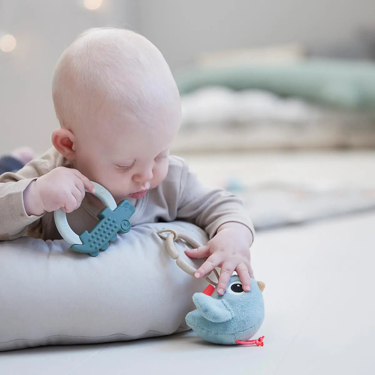 Cozy Lounger with Activity Arch - Raffi Sand - Done By Deer